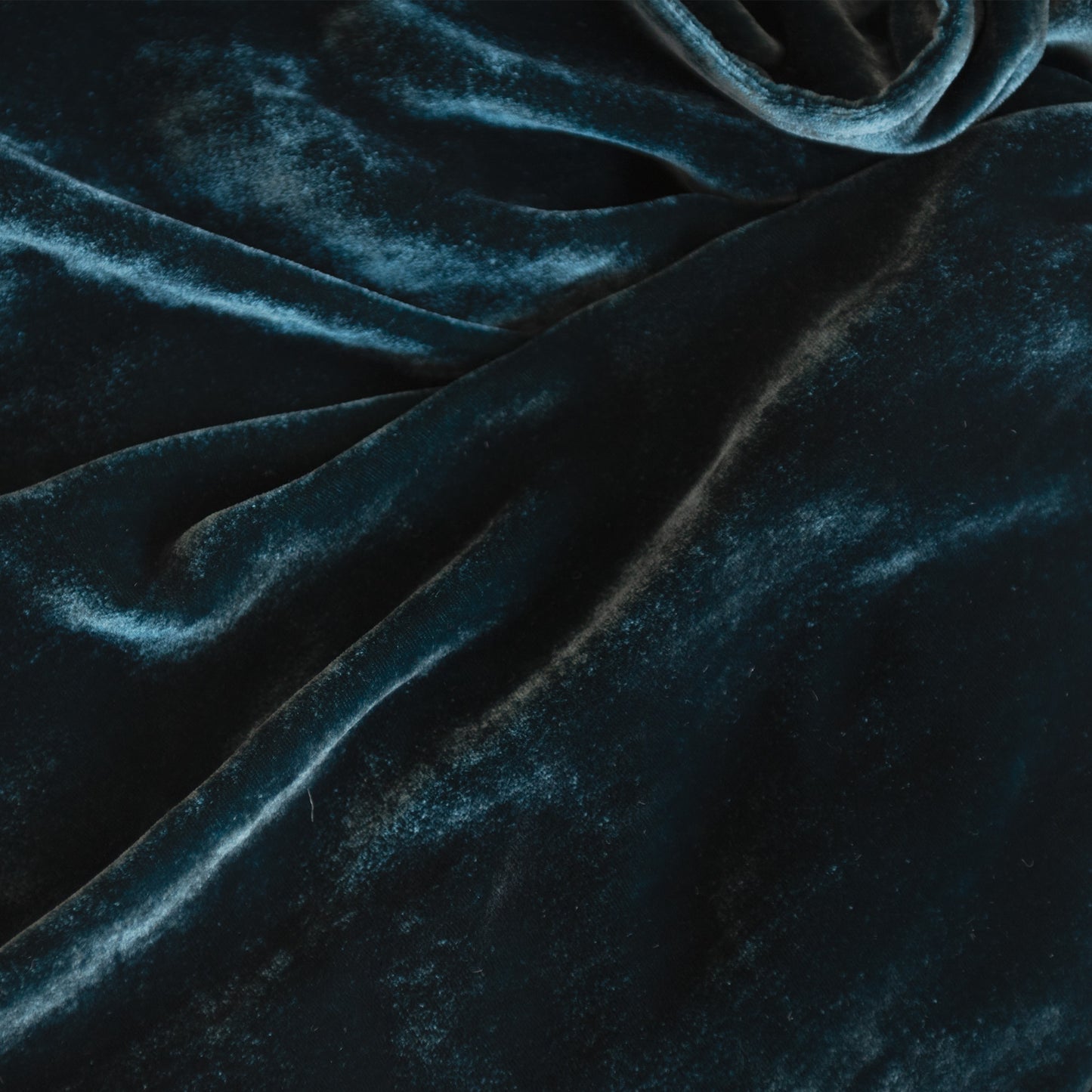 Divina 18% Silk/82% Viscose Velvet Throws